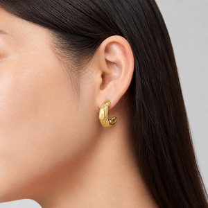 Boucles d'oreilles demi-cercle larges martelées en acier inoxydable plaqué or 14K sous vide, bijoux texturés épais et imposants - Product Image 5