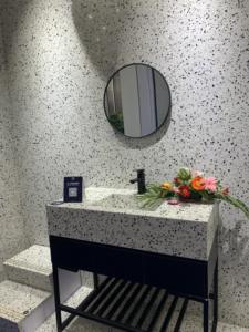 Carrelage en pierre <span class=keywords><strong>pour</strong></span> évier en céramique blanc <span class=keywords><strong>pour</strong></span> sol extérieur Carreaux de balcon mats Carreaux de pavage <span class=keywords><strong>pour</strong></span> dalles de <span class=keywords><strong>terrasse</strong></span> - Product Image 2