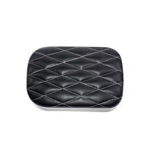 Asiento trasero universal de cuero para pasajero de motocicleta con 8 ventosas para Harley, cojín trasero con diseño de diamantes y rayas verticales en negro y marrón. - Product Image 1