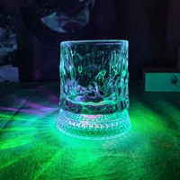 Verre à whisky lumineux à rayures verticales innovant avec sous-verre lumineux offert pour les fêtes et célébrations, Mug Antique Spinning Rocks OEM