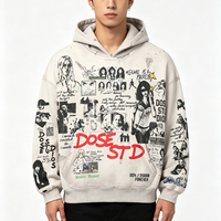 Sweat à capuche oversize gris clair délavé style vintage, imprimé graphique intégral effet collage, streetwear, avec détails usés