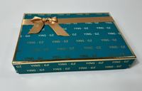 Caja de Regalo Ecológica y Biodegradable para Bufanda y Gorro con Cartón Recubierto, Impresión Offset, Acabado UV con Lámina Dorada y Troquelado