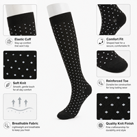Chaussettes de compression noires et blanches à pois, chaussettes hautes pour femmes, chaussettes de sport à compression pour la course à pied, les voyages et le cyclisme