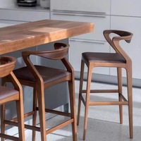 Tabourets de bar français modernes de forme élégante avec des sculptures décoratives, des cadres en bois massif durables et des surfaces en cuir pour un usage commercial