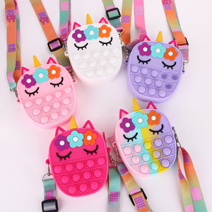 Vente flash : Sacs à main et sacs à main pour enfants mignons en forme de licorne Popit, petits sacs à main en silicone Pop It pour filles et mini sacs à main - Product Image 5