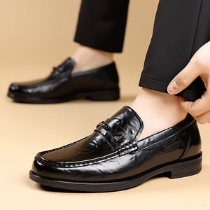 Mocassins pour hommes en cuir noir à bout rond, chaussures décontractées et élégantes à enfiler, semelle en caoutchouc, décorées d'une boucle, pour l'automne - Product Image 3