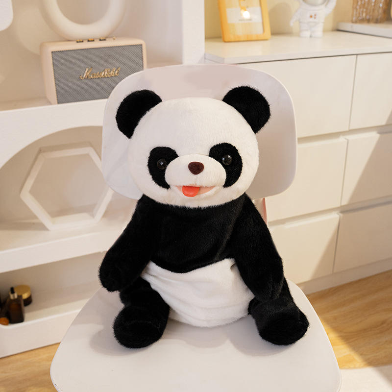 Panda géant qui lèche son sac à dos, tire la langue et chante pour apprendre à parler.