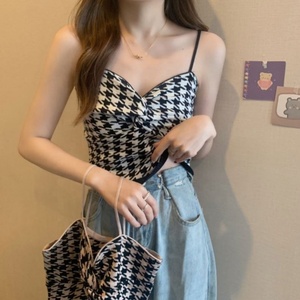 Nouveau, il a un joli petit débardeur camisole. - Product Image 3