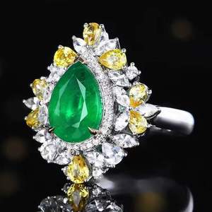 Anillo de esmeralda natural, Origen: Panjshir, Afganistán 0.75ct, oro de 18K, doble halo, media pavé con 68 piezas de diamantes naturales de 0.51ct - Product Image 2