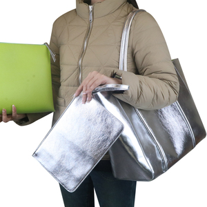 Ensemble de 3 sacs fourre-tout en cuir PU argenté métallisé personnalisé, grand sac à main pour femmes avec pochette détachable - Product Image 2