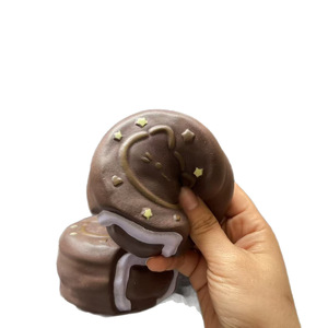 Juguete Blandito de Gato Kawaii con Corazón Fluido, Juguete Sensorial de PU Suave y de Rebote Lento con Forma de Postre de Chocolate para Aliviar el Estrés - Product Image 5