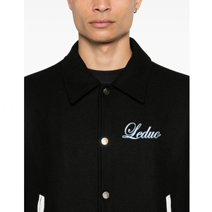 LEDUO OSM Giacca Bomber Nera in Cotone con Colletto Piatto, Dettaglio Patch sulle Maniche, Bordo a Righe e Orlo Dritto per Uomo - Product Image 5
