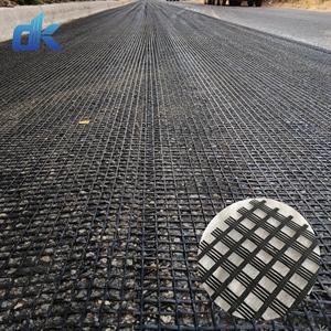Géogrille en Polyester PET à haute résistance à la traction 200kn 300kn 400kn pour le pavage de <span class=keywords><strong>grille</strong></span> de gravier de mur de soutènement de renfort de route - Product Image 6