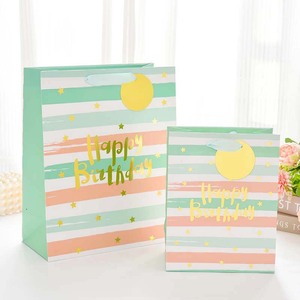 Bolsa de regalo de cumpleaños, bolsa de compras premium para tiendas, lujosa con relieve dorado y logotipo personalizable, con asa de seda, en stock. - Product Image 2