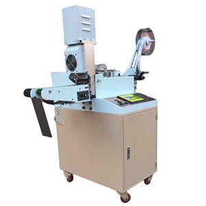 Máquina de corte ultrasónico de etiquetas elásticas con alimentación automática de cinta, cortadora de etiquetas totalmente automática para materiales tejidos y etiquetas de prendas. - Product Image 1