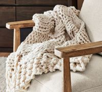 Chaises de salle à manger modernes de luxe avec accoudoirs en bois, finition appliquée à la main, pieds fixes, coussin amovible, rembourrage ferme et enveloppant, structure en bois massif