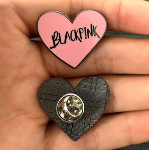 En gros, Broches en métal <span class=keywords><strong>BLACKPINK</strong></span> en forme de cœur émaillées, badges de groupe de filles coréennes, cadeaux de mode pour les fans de Kpop - Product Image 2