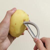 Handmatig roestvrij staal PE-plastic multifunctioneel keukengereedschap voor het schillen van fruit en groenten, willekeurige kleur, enkel stuk