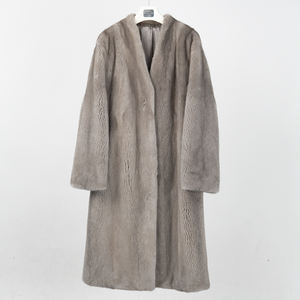 <span class=keywords><strong>Cappotto</strong></span> Lungo da Donna NAFA Personalizzato di Lusso in Vera Pelliccia di Visone Grigio con Scollo a V di Alta Qualità a un Buon Prezzo - Product Image 1