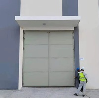 Porte de couloir de monte-charge verticale à double battant en acier galvanisé sur mesure pour entrepôt et atelier