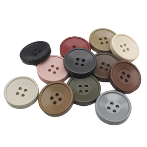 Boutons de couture en résine TPE écologiques de luxe, ronds, vintage, à 4 trous, de différentes couleurs, pour t-shirt, manteau, bouton plat en résine - Product Image 1