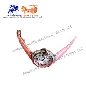 Reloj de cuarzo con esfera redonda para mujer, con números romanos, correa de cuero con patrón de cocodrilo rosa y bisel de diamantes, reloj de pulsera elegante - Product Image 3