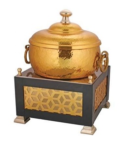 Recipiente para calentar comida con diseño martillado dorado, base negra y patrón geométrico para exhibiciones de buffet - Product Image 1