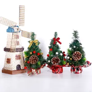 桌面微型松树圣诞树，带冬青浆果和松果圣诞球，用于家庭和办公室圣诞装饰