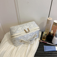 Trousse de toilette brodée bleu ciel « Grand-mère de la côte », motif géométrique pastel