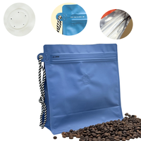 Vente en gros Pochettes à café en aluminium personnalisé Sacs à fond plat avec fermeture éclair Corde suspendue pour grains de café chips de pomme de terre PE alimentaire