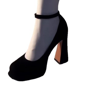 Chaussures françaises rétro noires époustouflantes à plateforme à talon épais imperméables à semelle extérieure en caoutchouc et dessus en cuir véritable de haute qualité à la vente - Product Image 4