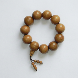 Cuentas de Yoga y Mala de Sándalo Puro Hechas a Mano, Marca Riddhi Siddhi, Origen Rajasthan, Cuentas Redondas Naturales de Color Marrón Dorado Oscuro - Product Image 1