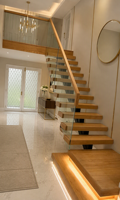 Escalier flottant sur mesure avec marches en bois massif, balustrade en verre sans cadre, main courante en acier noir, escalier cantilever pour l'intérieur de la maison