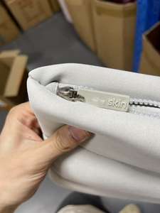 กระเป๋าเครื่องสำอางแบบเย็บลายตัวอักษรโลโก้สั่งทำพิเศษ  กระเป๋าใส่เครื่องสำอางแบบนุ่มสำหรับผู้หญิง  กระเป๋าใส่ลิปสติกและอุปกรณ์สุขอนามัยสำหรับเดินทาง  กระเป๋าเครื่องสำอางแบบมีซิป - Product Image 6