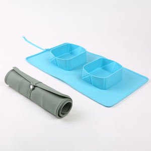 Cuenco portátil de silicona para mascotas con gancho para colgar, para uso en viajes de perros, plato de alimentación con doble compartimento, ligero y duradero - Product Image 2