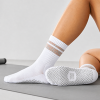 Chaussettes de Pilates antidérapantes personnalisées avec logo, chaussettes de yoga tricotées avec design de logo, chaussettes antidérapantes mi-mollet personnalisées pour le fitness et le yoga