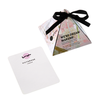 Großhandel Papierdruck Logo Individuelle Kleine Hochzeitsgeschenk-Pyramiden-Papiergeschenkbox mit Schleifenband