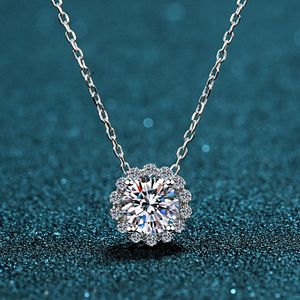 Collar de Plata de Ley 925 con Baño de Rodio y Moissanita Daisy Certificada por GRA, Cadena para Clavícula, Collar de 1 Quilate para Mujer, Moderno y a la Moda - Product Image 3