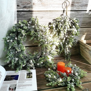 Bordure décorative <span class=keywords><strong>de</strong></span> noël <span class=keywords><strong>en</strong></span> fleurs rouges artificielles, 10 m, couronnes <span class=keywords><strong>de</strong></span> noël, <span class=keywords><strong>en</strong></span> plastique, feuilles d'eucalyptus, <span class=keywords><strong>en</strong></span> <span class=keywords><strong>rotin</strong></span>, décoratives - Product Image 2