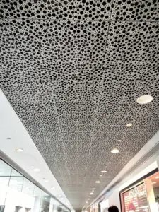 Подгонянный подвесной металлический потолок художественный потолок торговый центр потолок