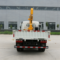 Grue montée sur camion légère de 3,2/4/5 tonnes avec une carrosserie compacte et un petit rayon de braquage pour les opérations sur sites étroits