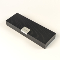 Boîte à bijoux en bois grainé noir mat avec doublure en velours, couvercle à charnière, logo personnalisé, longue boîte en bois pour l'emballage de bijoux de marque et les cadeaux de vente au détail