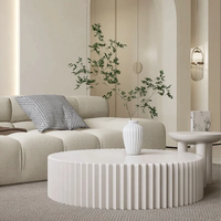 Table basse ronde en plastique crème avec peinture blanche renforcée de fibres pour le salon