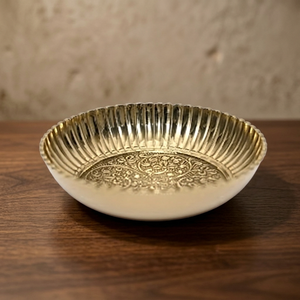 Plato Decorativo Redondo Dorado con Patrón Floral Grabado, Plato de Metal Hecho a Mano de Estilo Oriental - Product Image 3