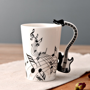 Tasse à café en forme de guitare avec poignée d'instrument, drôle de violon, clarinette, caisse claire, piano - Product Image 4