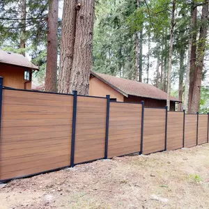 Su geçirmez yüksek çekiş ahşap tahıl çim çit kompozit ahşap bahçe WPC çit panelleri düşük bakım wpc çit panelleri
