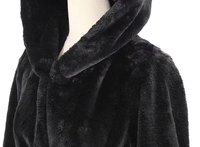 Manteau en fourrure artificielle d'hiver grande taille pour femmes avec capuche et manches longues offrant chaleur et durabilité, un manteau écologique.