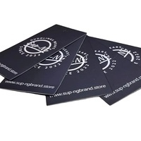 Étiquettes suspendues personnalisées en papier couché, écologiques et durables, avec logo imprimé et couleurs sur mesure, pour sacs et chaussures, vente en gros usine