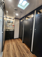 Toilettes mobiles de luxe modernes, remorque WC multi-emplacements, écologiques, durables, avec chasse d'eau, cabine WC sur roues en acier