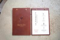 Panneau de menu en contreplaqué recouvert de simili cuir, style rétro, personnalisé avec estampage à chaud, pour bars et cafés : Affichage de menu de restaurant